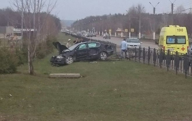 В Нижнекамске иномарка врезалась в забор, водитель погиб