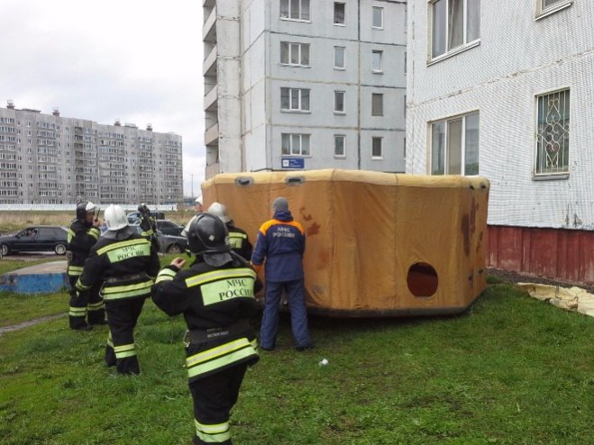 В Нижнекамске отец хотел прыгнуть с 8 этажа из-за сына, которого уволили с работы