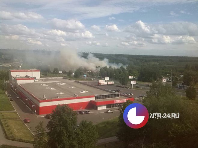 В Нижнекамске недалеко от заправки произошел пожар