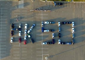 В Нижнекамске автолюбители выстроили надпись в честь юбилея города