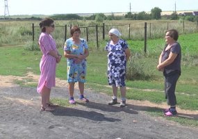 Жители деревни в Нижнекамском районе считают, что дорогу на одной из улиц покрыли опасным для здоровья веществом