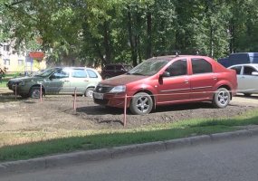 Нижнекамские автолюбители стали на законных основаниях строить места для парковки прямо на газонах