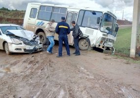 В Нижнекамске автобус выехал на встречную полосу и попал в ДТП