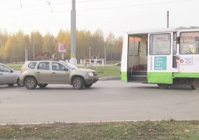 В Нижнекамске столкнулись трамвай и «Renault Duster»