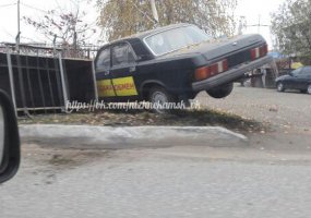 В Нижнекамске иномарка врезалась в автомобиль, который рекламировал автосалон