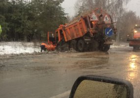 Из-за ледяного дождя на трассах в Татарстане наблюдается сильная гололедица