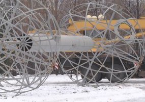 В сквере им.Лемаева в Нижнекамске устанавливают новогоднюю елку и Атомиум