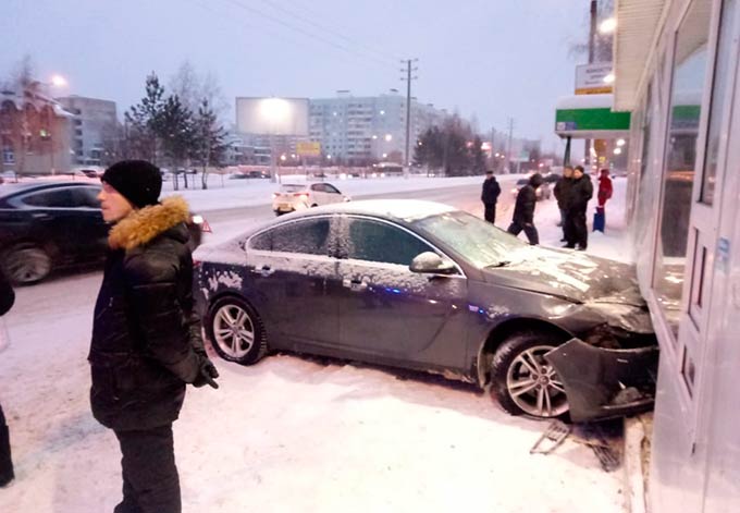 В Нижнекамске автомобиль врезался в павильон, торгующий шаурмой