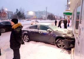 В Нижнекамске автомобиль врезался в павильон, торгующий шаурмой