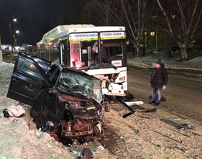 В ГИБДД Нижнекамска начали расследование ДТП с участием автобуса и легковушки