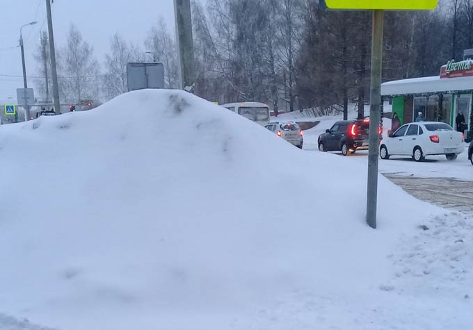 В Нижнекамске из-за сугробов не видно ни пешеходов, ни машин