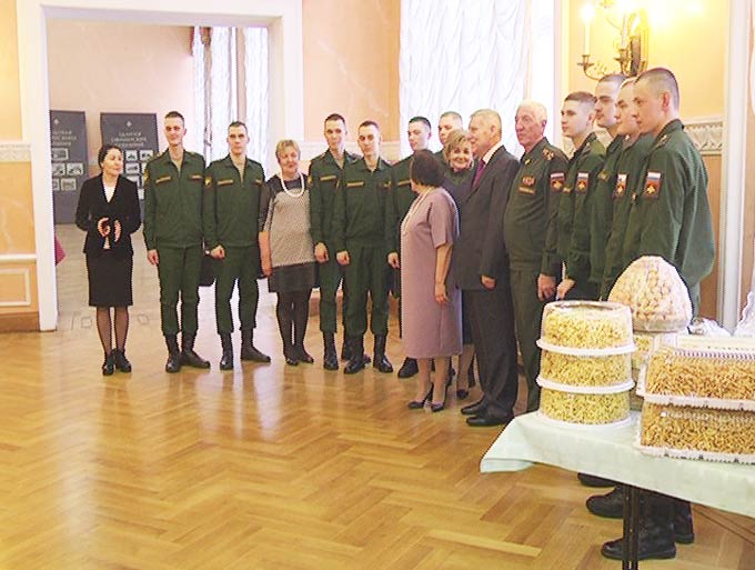 Делегация из Нижнекамска отвезла 300 кг чак-чака в Преображенский полк