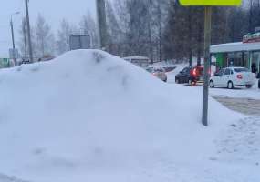 В Нижнекамске из-за сугробов не видно ни пешеходов, ни машин