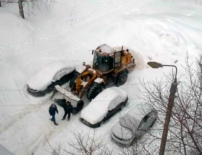 В Нижнекамске не могут очистить дворы из-за припаркованных автомобилей