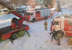 В Нижнекамске пожарные не смогли проехать к месту возгорания из-за припаркованных автомобилей