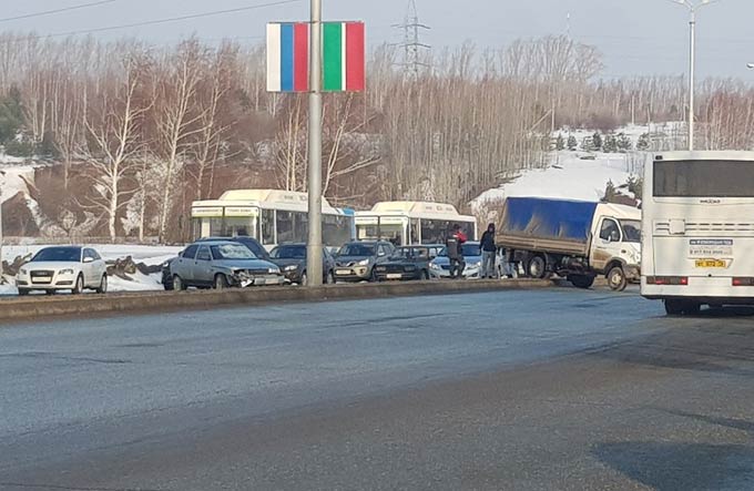 На трассе около Нижнекамска произошло массовое ДТП