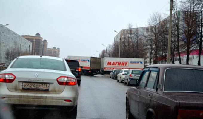 В Нижнекамске большегруз с прицепом каждое утро затрудняет движение на проспекте Химиков