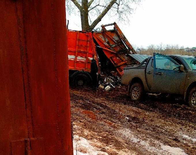 В Нижнекамске очевидцы сообщили о незаконном сбросе грунта в гаражном кооперативе