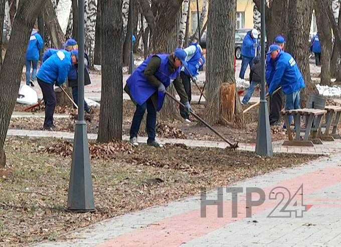 Депутаты от партии "Единая Россия" убрали территорию сквера на ул.Спортивной в Нижнекамске