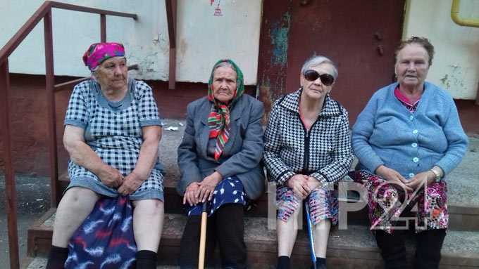 В Нижнекамске бабушек оставили без скамеек