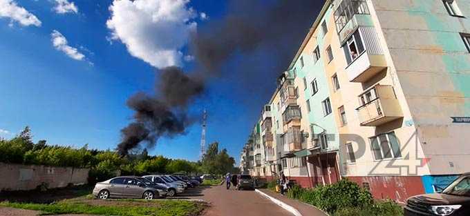 В центре Нижнекамска произошел пожар на автомобильной стоянке