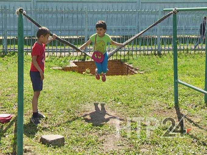 В Нижнекамске дети своими руками смастерили качели на непригодной для игр площадке