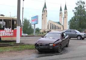 Нижнекамский водитель автомобиля на полчаса заблокировал движение трамваев