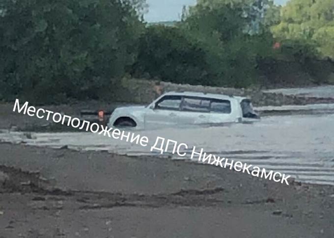 В выходные в Нижнекамском районе дорогой автомобиль ушел под воду с водителем