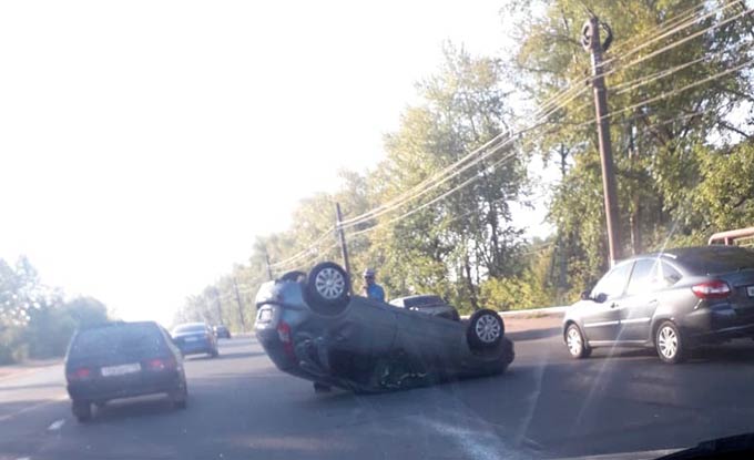 Появилось видео с автомобилем-перевертышем около НКЦ в Нижнекамске