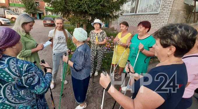 Жители поселка Строителей в Нижнекамске совмещают скандинавскую ходьбу с песнями