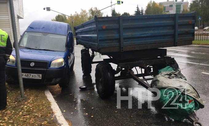 В Нижнекамске отцепившаяся от трактора телега врезалась в машину