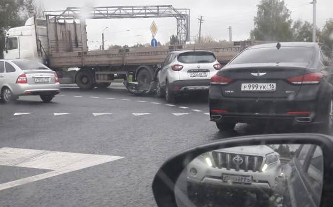 В Нижнекамске легковушка влетела под прицеп грузовика