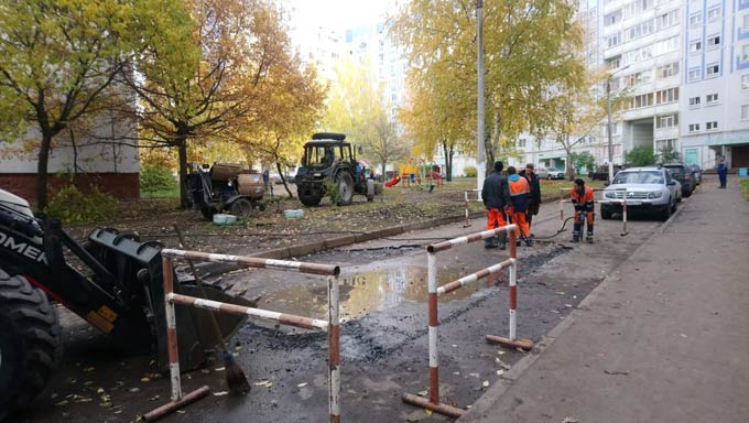 Перекопали двор на Б.Урманче из-за проблем с отоплением