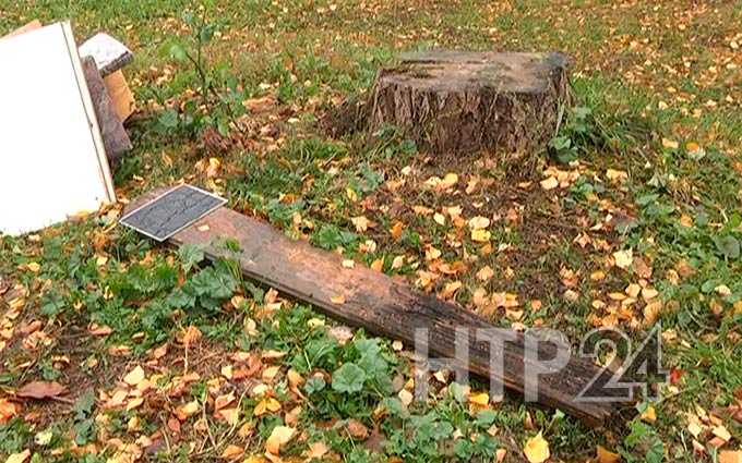 В Нижнекамске возле детской площадки неделю лежала надгробная табличка