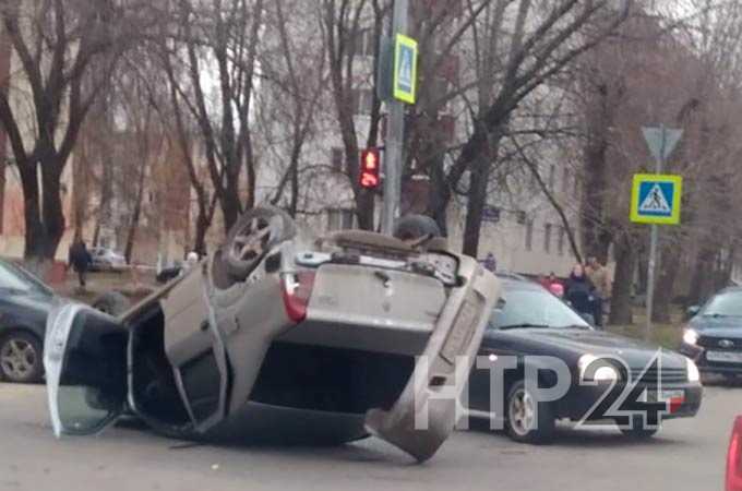 В Нижнекамске на ул.Юности перевернулась иномарка