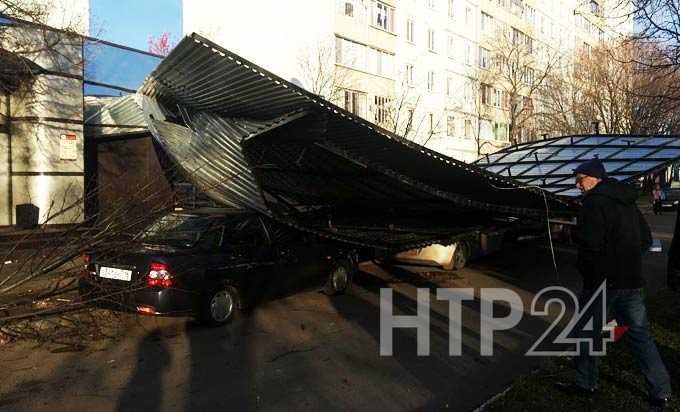 В Нижнекамске сорванная ураганом крыша магазина упала на машины