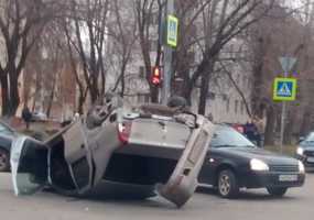 В Нижнекамске на ул.Юности перевернулась иномарка