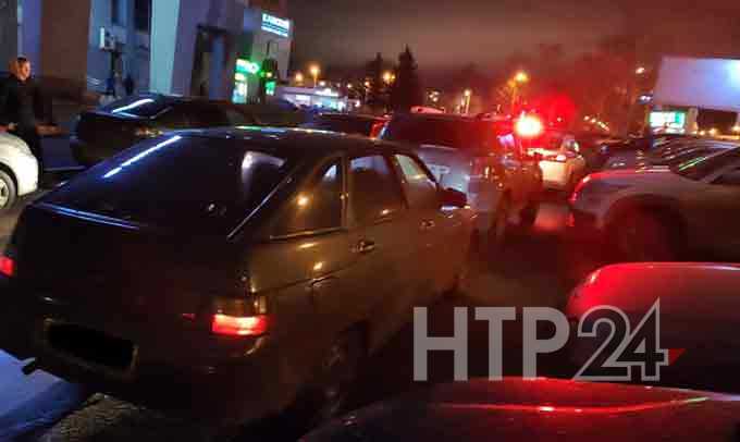 В Нижнекамске подросток попал в больницу, попытавшись проскочить между двумя машинами