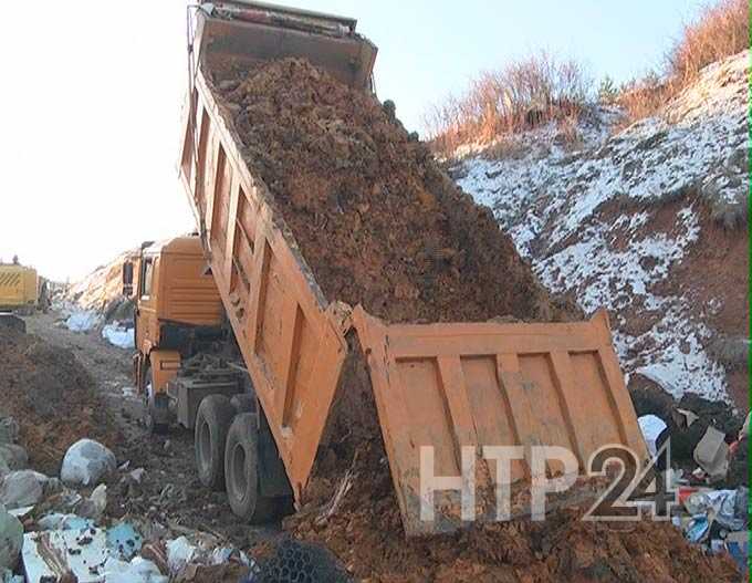 В Нижнекамском районе глубокий овраг засыпают промотходами оранжевого цвета