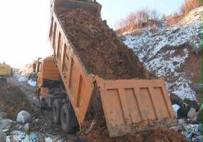 В Нижнекамском районе глубокий овраг засыпают промотходами оранжевого цвета