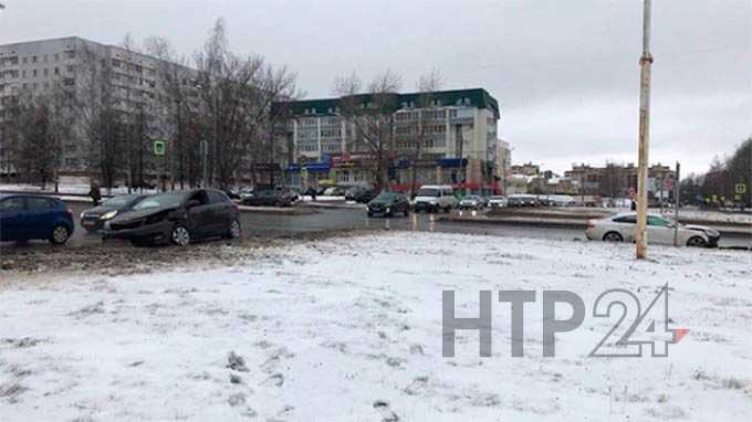 В Нижнекамске водитель проигнорировала сигнал светофора и влетела в дорогую иномарку