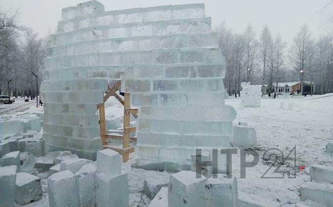 В ёлочные городки Нижнекамска завезли лёд для фигур