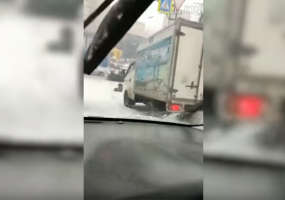 На видео попало, как мужчина спас девушку из-под колёс грузовика