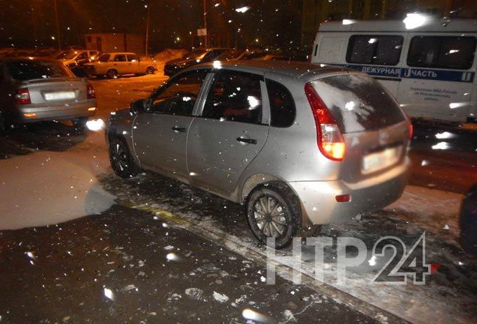 В Нижнекамске девушка не впустила в квартиру парня и он испортил несколько машин