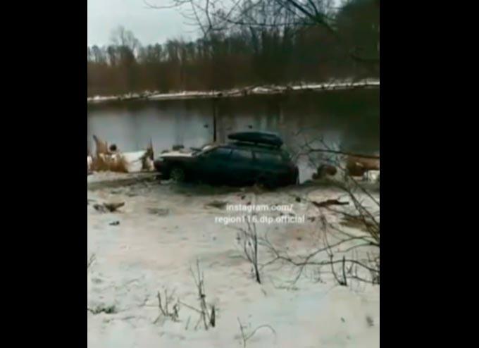 Машина во время крещенского купания провалилась в озеро в Татарстане