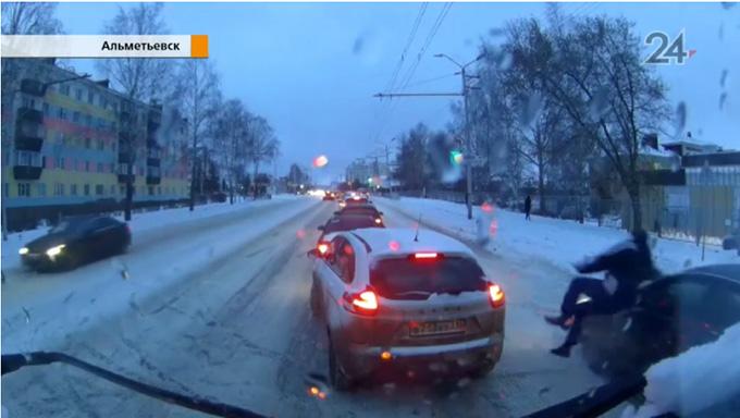 На видео попал наезд на человека в Альметьевске