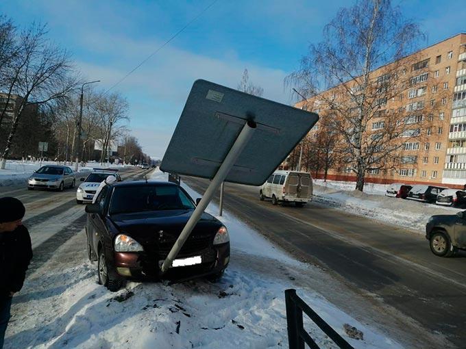 В Нижнекамске автомобиль наехал на девушку на пешеходном переходе