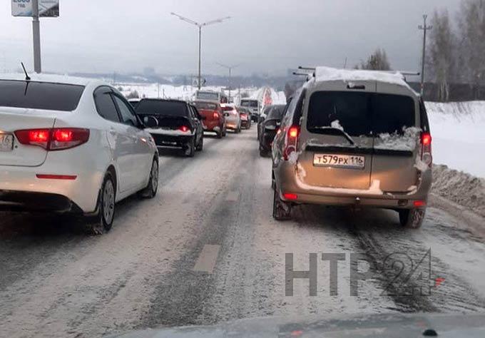 На дорогах Нижнекамска в пятницу утром образовались заторы