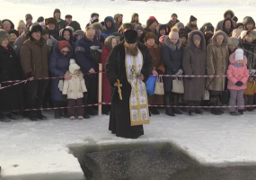 Крещенские купания: кому нельзя окунаться в прорубь