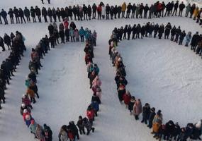 Нижнекамские школьники выстроились в виде огромной цифры 100